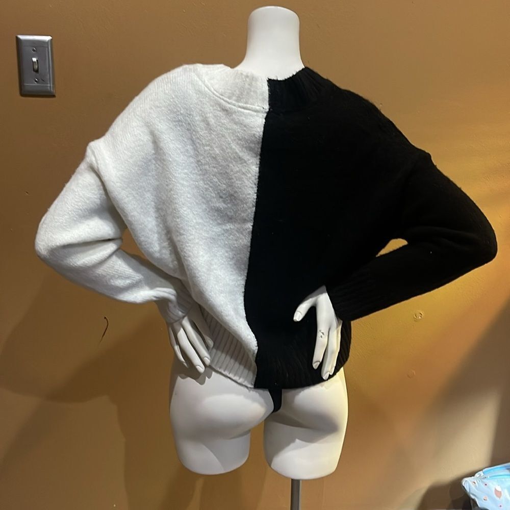 RD Style Black/White V-Neck Sweater in black & white, Size Medium - Picture 6 of 15